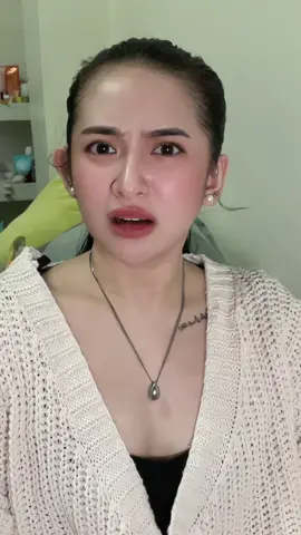 umacting siya 