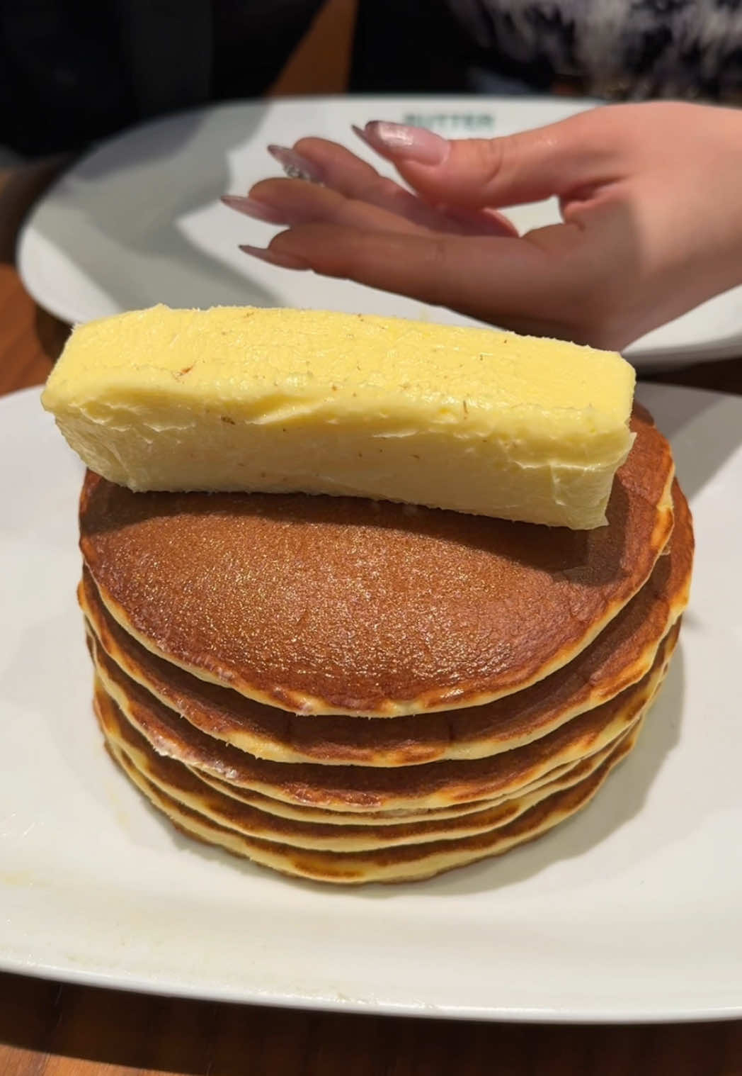 自家製バター100g使った贅沢ホットケーキ！好きなだけバターを塗って楽しめるホットケーキは程よい甘さで美味しかった！ （店名） ・BUTTER （営業時間） ・11:00〜19:00 （定休日） ・不定休 #東京グルメ #japanesefood #tiktokfood 
