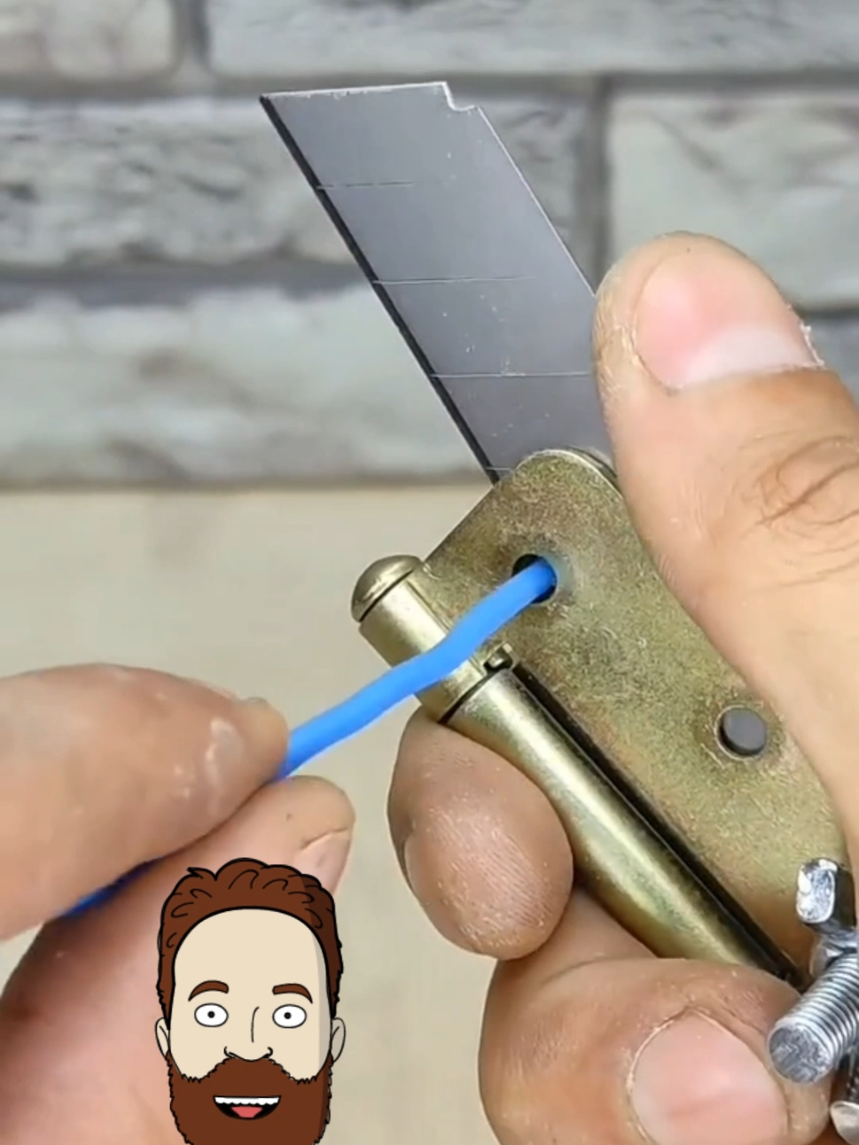 Pas de pince à dénuder ? Découvre ces astuces incroyables pour retirer l’isolant de tes câbles avec des objets du quotidien… même les pros vont vouloir les tester  Si t’as aimé ces astuces, lâche un like, abonne-toi, commente et mets-la en favori… elle te servira forcément un jour ! #bricolage #astucebricolage #electricien #electrique #denudeur #pinceadenuder #mrtips 