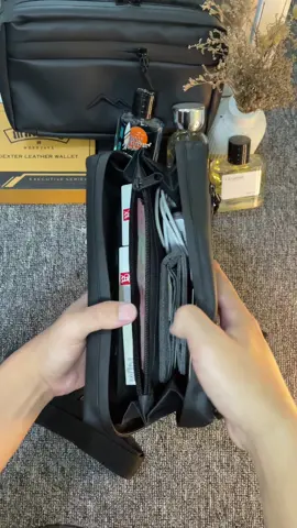 Tas selempang pria highmore Hexa kualitas premium sudah waterproof tahan air bisa dijadikan slingbag handbag clutcbag desain dan motif super keren simpel dan elegan bisa muat banyak barang seperti handphone charger uang dompet dan lain lain langsung saja klik keranjang kuning di bawah #tasselempangpria #slingbagpria #handbagpria #clutchbag #handbag #tastanganpria #handbagwaterproof #taswaterproof #highmore 