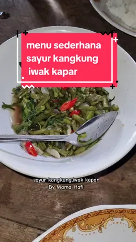 🌿🍲 Menu sederhana tapi bikin nagih! Sayur kangkung + iwak kapar, perpaduan rasa kampung yang bikin hati adem & perut senang 🤤✨ Siapa di sini tim lauk sederhana tapi mantap 🙋‍♂️ #SayurKangkung #IwakKapar #MenuSederhana #MasakanRumahan #MakananKampung 