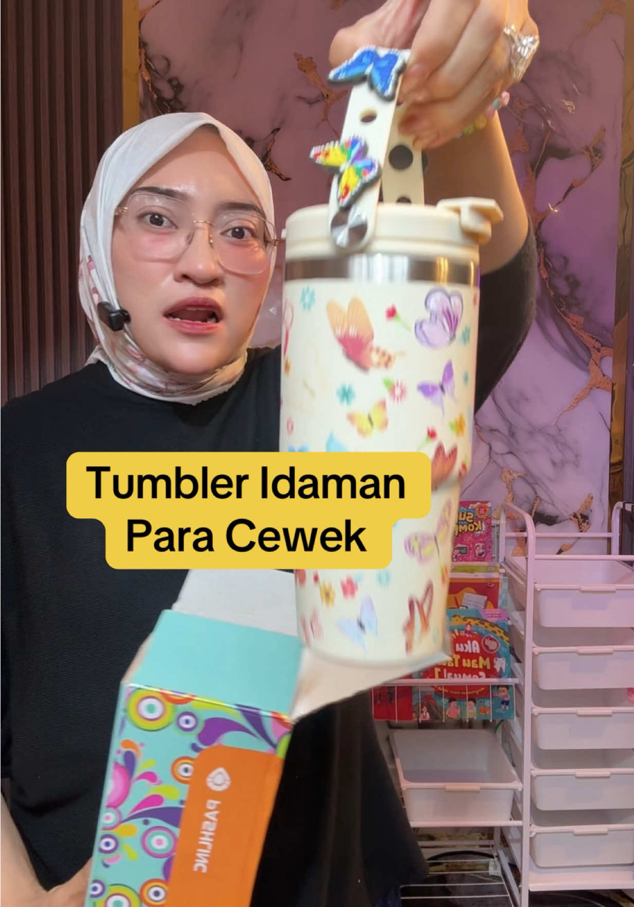 Minum jadi makin semangat kalau pakai tumbler cantik ini! 😍✨ Estetik dibawa ke kampus, kantor, atau jalan-jalan, warnanya gemes banget dan nggak pasaran. Tahan panas & dingin, tutup rapat anti bocor, dan ukurannya pas di tas. Harga cantik, kualitas fantastik! 💖” . #tumbler #tumblersoftiktok #promoguncang88 #gajiansale #satukontentiaphari #wibgajian 
