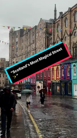 “Rainy Victoria Street, Edinburgh 🌧✨ Real-Life Harry Potter Vibes in Scotland”#VictoriaStreet #EdinburghScotland #HarryPotterVibes #MagicalScotland #RainyDayWalk