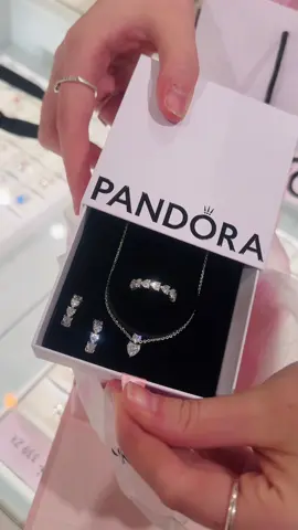 This @Pandora set is so sparkling 👀✨❤️😭 #pandora #jewelry #pandoraring #sparkling #promisering 