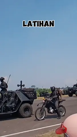 Selesai juga hajat di Batujajar,,liat langsung pas latihan,hari h nya di ytube aja #CapCut#fypシ゚viral🖤tiktok#pusdikbatujajar#puspentni#live#kopassus#trimatratni#tniindonesia🇮🇩#fyp 
