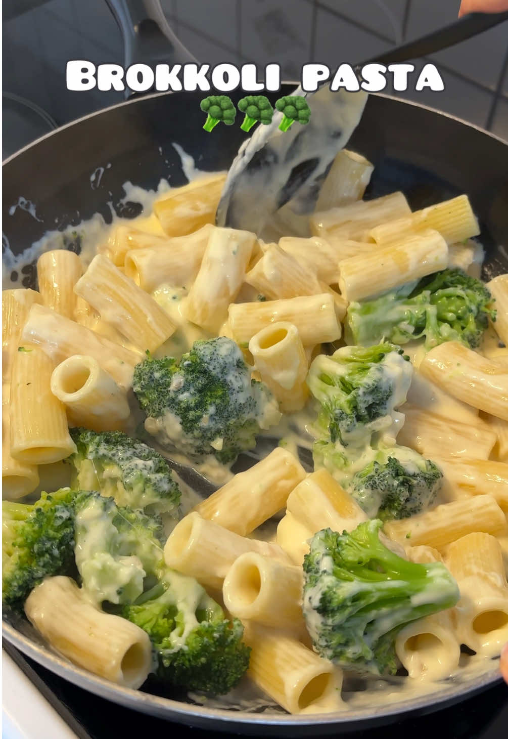 Schnelle Brokkoli-Pasta 🥦❤️ Rezept= 1 EL Olivenöl 1 rote Zwiebel 1 Stück Butter (20g) 1 EL Mehl 250ml Sahne 100-150ml Milch 100g Mozzarella  50g Parmesan Gewürze nach Belieben (Salz, Pfeffer, Knoblauch) 250g Nudeln 300g Brokkoli #pasta #pastatiktok #nudeln #brokkoli #broccoli #pastarecipe #nudeln #pastalover #DinnerIdeas #dinner 