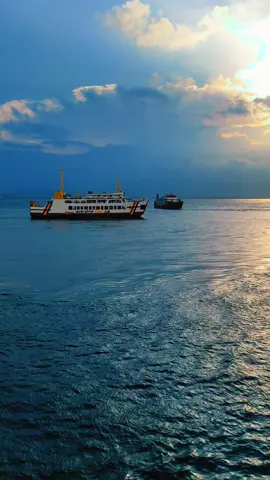 Assalamualaikum wrb wanita adalah lautan yang berubah rubah cuacanya.pria adalah pelaut yang harus bertahan dengan segala cuaca.ingat nahkoda hebat tidak tercipta dari laut yang tenang.🙏 #pelabuhangilimanuk 
