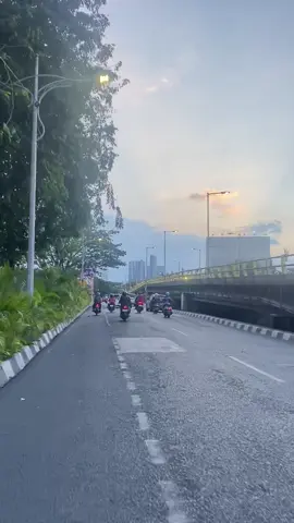 Sore sore jalan jalan di kota surabaya #fyp #fypage #fypdongggggggg #surabayatiktok #surabaya #surabayaterkini #supersero7 #bahansw #bahanswmubolo😁 