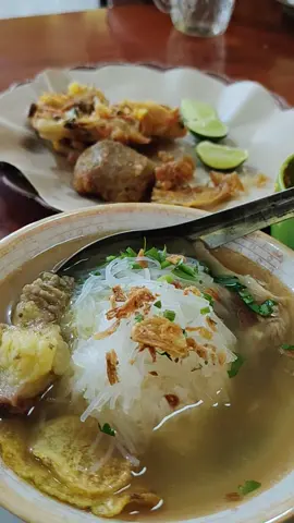 makin kesini ternyata enak juga soto campur nasi😄biasanya dulu tim wajib pisah nasinya #sotoayam #ssb #adeputriaulya #sotosegerboyolali #sotoboyolali 