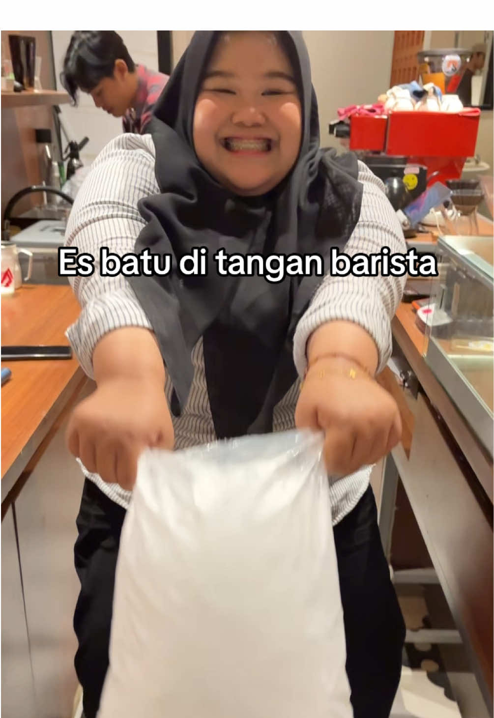 Es batu bilek “tolong sayeee” #aceteam #teamwork #fyp #fyppppppppppppppppppppppp #coffeeshop #barista #baristalife #coffeeshopmataram #cantik