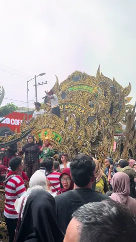 Thanks for coming @LENDHUSAGARA🐉  congrats @JEMBERFASHIONCARNAVAL #jfcjember #jfc2025 #lendhusagara #tongtong #daul #madura #jember 