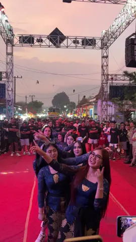 Milio Dewe bolo💃💃 #karnavalprangas2025 #karnavalprangas #dancerkarnaval #dancer #soviaaaaaa_ #andinds #nadyafirzana #karnavalmalang #karnavalsoundsystem #soundsystemjawatimur #karnavalhoreg @soviiaaaaaaa_ @andin_ds @Nadyapirja 