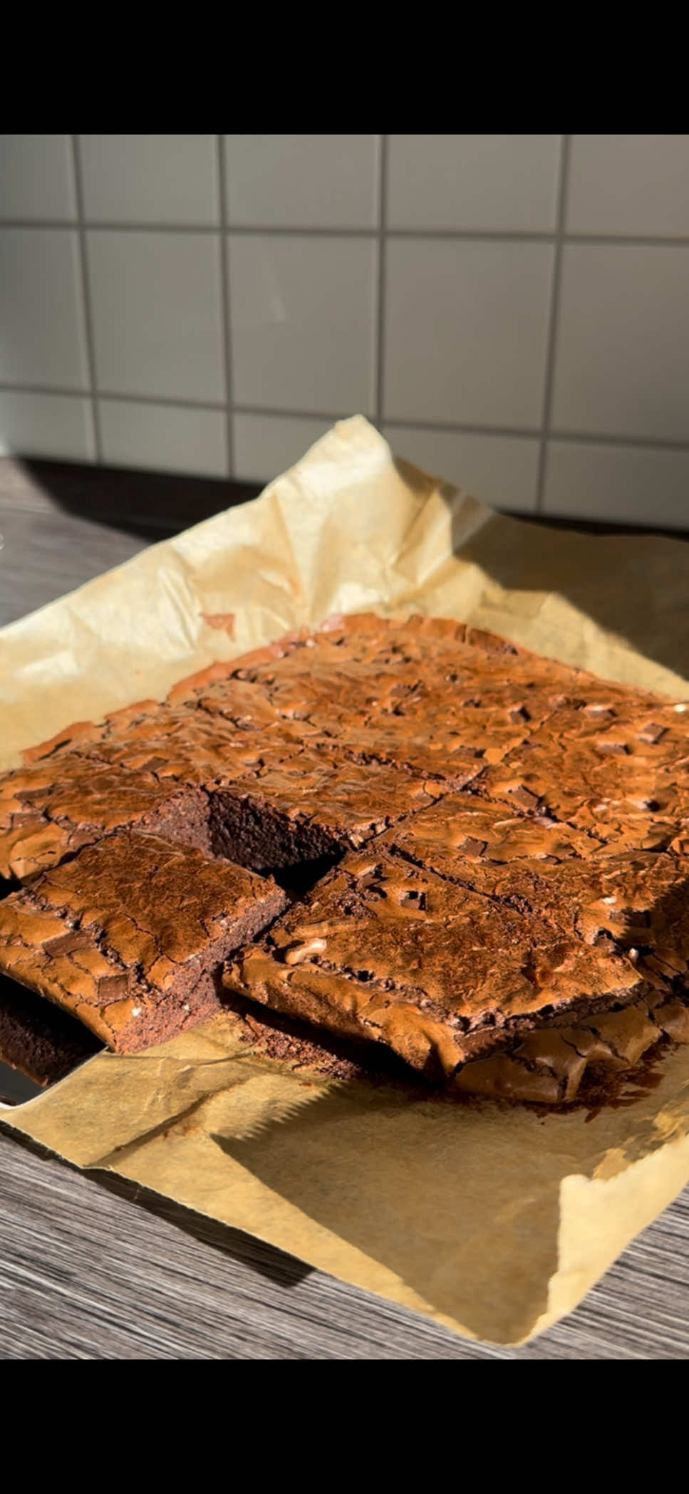 Çikolatanın en sevilen haliyle tanışmaya hazır mısınız? Dışı hafif çıtır, içi yumuşacık ve damakta kalan yoğun çikolata tadıyla ev yapımı brownie, her anınızı tatlandıracak! Pratik ve lezzetli bu tarifle mutfağınızda harikalar yaratın. Malzemeler: 	•	3 yemek kaşığı dolusu tereyağ 	•	250 gr sütlü veya bitter çikolata 	•	3 yumurta 	•	200 ml toz şeker 	•	200 ml un 	•	2 yemek kaşığı kakao 	•	Üzeri için: damla çikolata Hazırlanışı: 	1.	Tereyağı ve çikolatayı benmari usulü eritin. 	2.	Yumurta ve toz şekeri mikserle çırpın. 	3.	Un ve kakaoyu ekleyip karıştırın. 	4.	Erimiş çikolata ve tereyağını ekleyip homojen bir hamur elde edin. 	5.	Yağlı kağıt serili fırın tepsisine dökün. 	6.	Üzerine damla çikolata serpin. 	7.	Önceden ısıtılmış 170°C (fansız) fırında;  - Daha akışkan bir kıvam için 30 dakika,  - Daha katı kıvam için 20 dakika pişirin. 	8.	Piştikten sonra yarım saat dinlendirin. 	9.	İstersen meyve ile süsleyebilir, aralara ekstra çikolata ekleyebilirsin. Sunum Önerisi: Dilerek servis yapın, yanında dondurma veya soğuk sütle harika gider.