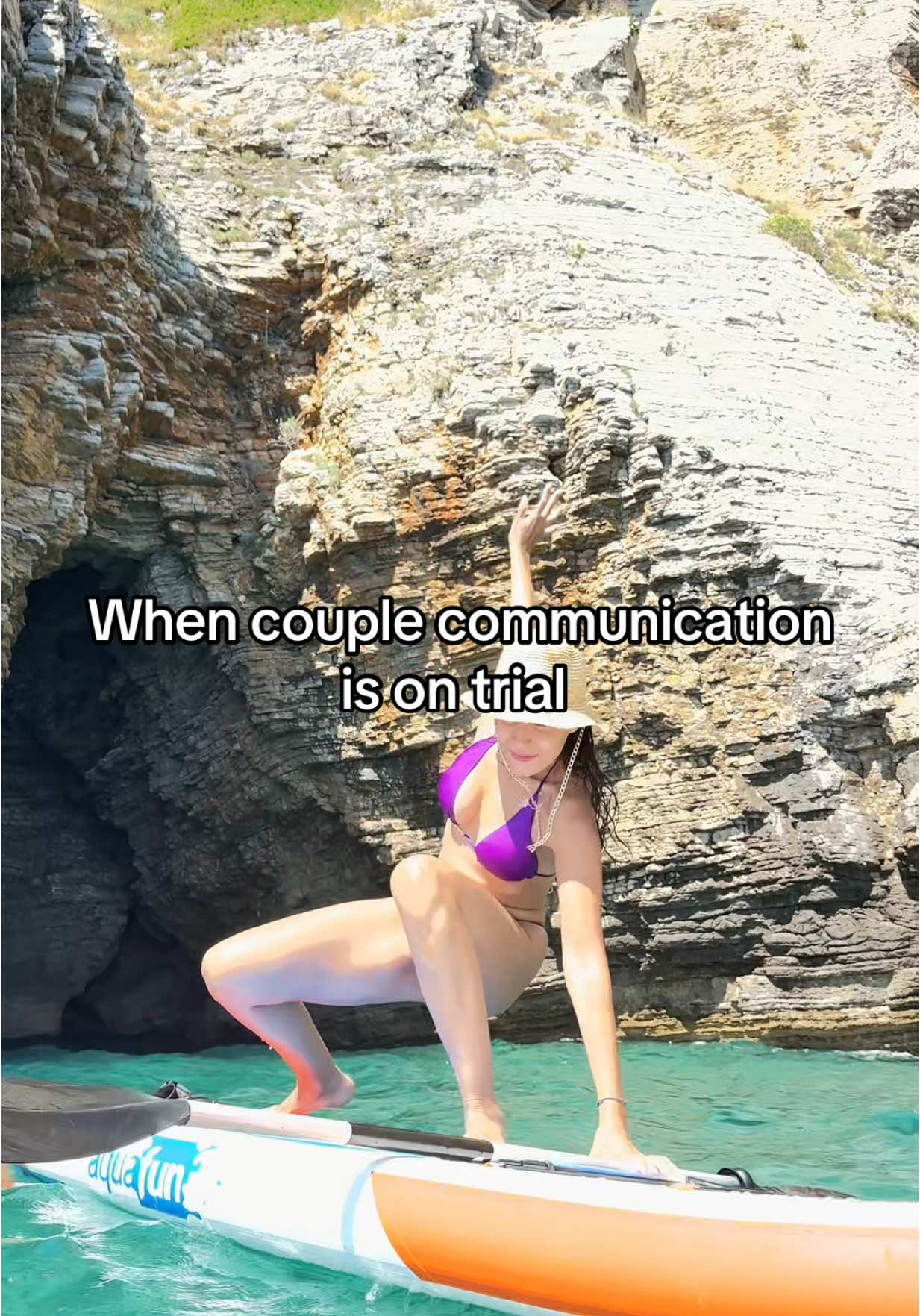 Još se pitam kako smo uopšte uspeli da napravimo content  😂 Njegova “genijalna” ideja? “Hajde da nađemo čamac da nas vrati na obalu.” A dokaz? Slike su na Instagramu 😆 #balkantiktok #fyp #paddleboard #montenegro #couple #serbia🇷🇸 #balkanboyfriend 
