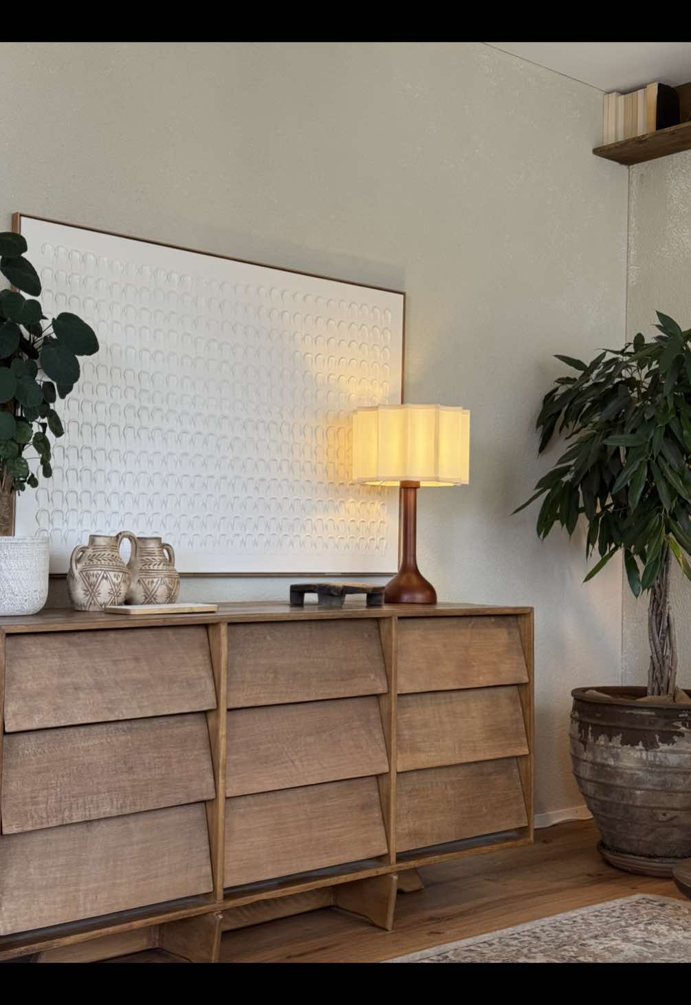📝 For this project we used: ▫️4 x pine boards 200 x 18 cm ▫️a hammer drill  ▫️6 x screws and plugs 6 x 60 mm ▫️6 x reinforcement angles 10 x 10 cm ▫️wood colored varnish (2 layers) swingcolor brand, n.8410 Nussbaum Let us know if you plan to do it at home ☺️🤎 #mediterraneanhome #homedecor #rentalapartment #wabisabi #diybeams 