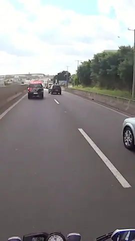 CENA CINEMATOGRÁFICA: Saindo da Amoreiras entrando na Marginal da Anhanguera, Motorista em um Uno da uma fechada monstra no Camburão da Polícia e o Policial em reflexo realiza uma manobra épica para evitar um acidente - QUAL A SUA OPINIÃO E QUAL SERIA A SUA REAÇÃO? (Iago) 🚔🚨