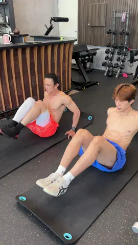Tập bụng @Alex không thích thể hiện @Jadey siết quanh năm #Độbody6múi 