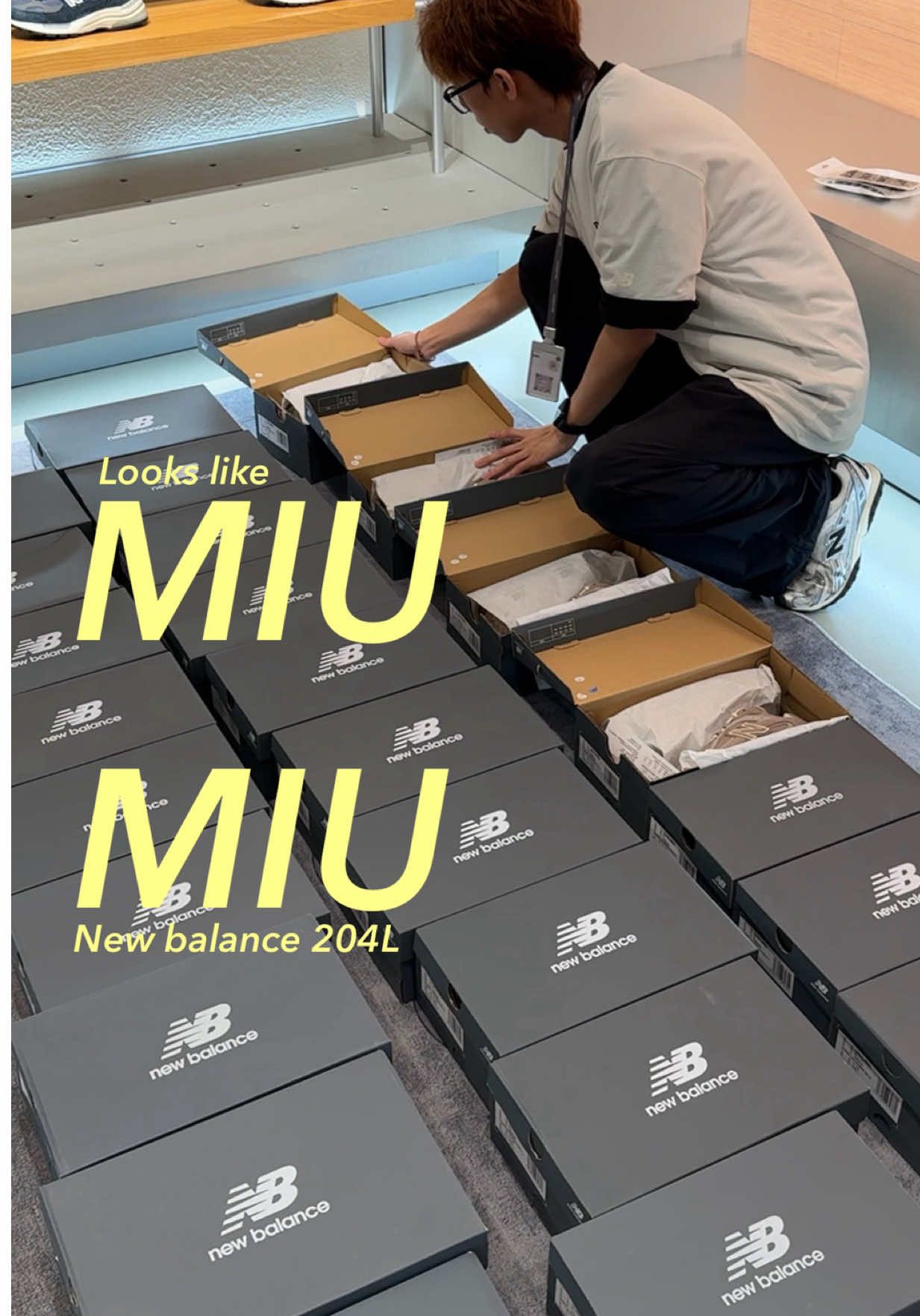 Jujur, aku bukan tipe yang gampang kepincut sepatu… tapi liat NB 204L ini langsung mikir “kok mirip MiuMiu tapi harganya??” 🥲🫵🏻 Di Indo? Belum masuk. Di sini? bbrp warna nyaris gone😭 Kalau nunggu Indo masuk, biasanya udah ga hype. So… before it’s too late mending nitip ke aku (ig:de.jastipinaja) #newbalance204l #miumiunewbalance #china #shoppinginchina 