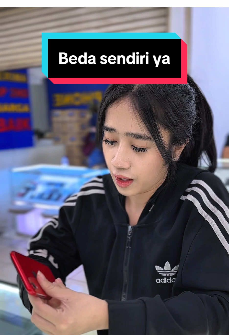 Ada yang tau dibalik iPhone merah itu apa?🤔🤔 #ionstorebandung #iphonebandung #iphonebandungstore #promoiphonebandung 