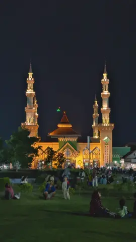 Alun alun tegal  kala malam terasa hangat dan sangat memorable, 🥰 🌌✨ #tegal  #alunalun  #alunaluntegal  #tegalhits  #tegallakalaka  #masjidagung  #reels  #tiktok  #fyp  #foryourepage  #vibe 