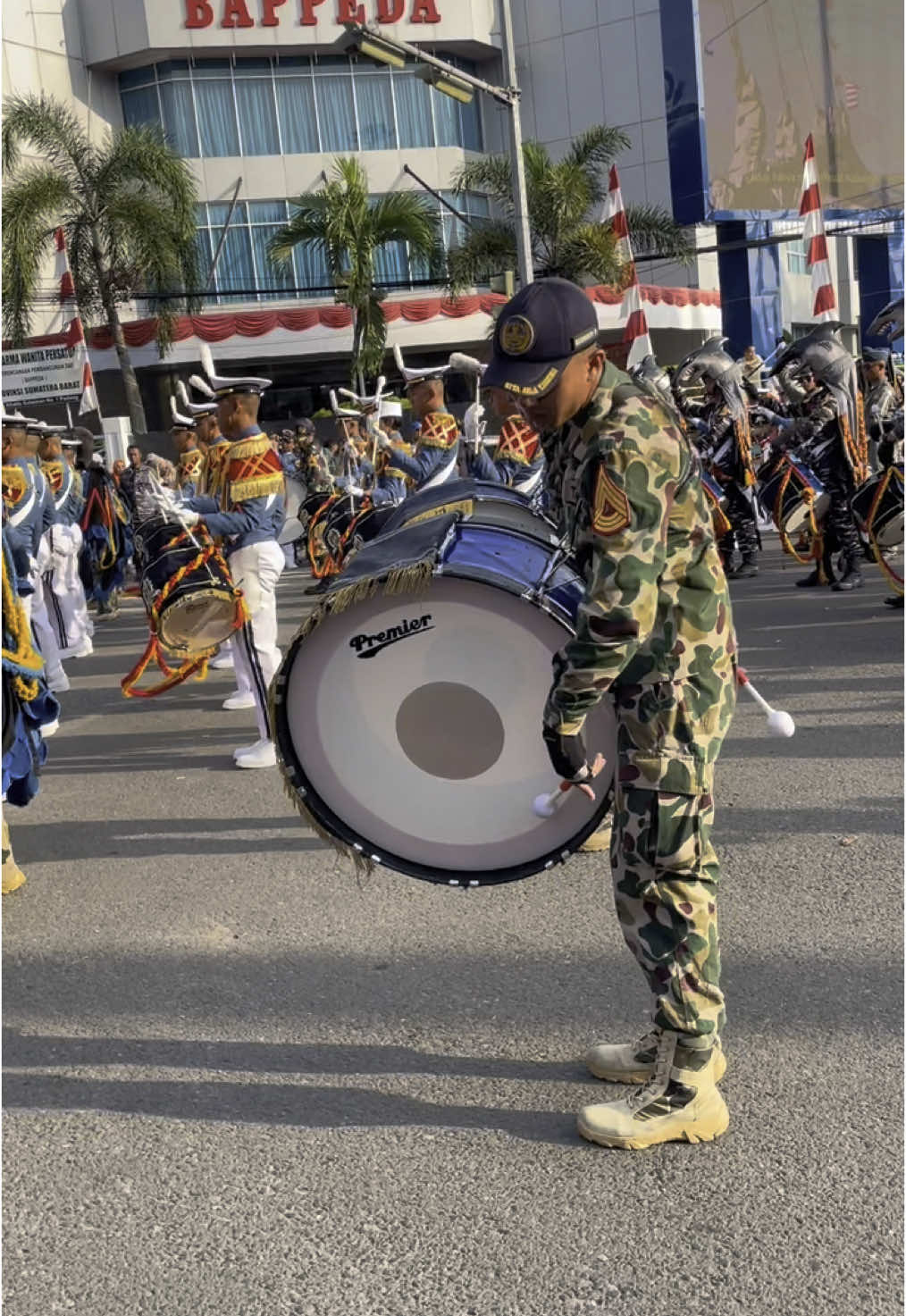 Penampilan Marching Band Taruna Angkatan Laut di Padang #promomakanmerdeka #kotapadang #tni #tniindonesia🇮🇩 #tnial #angkatanlaut #hantulaut 