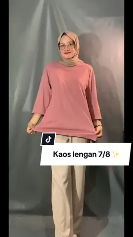 Tampil modis tanpa ribet dengan Kaos Oversize Hijab Friendly yang super nyaman dan cocok untuk segala aktivitas! ✔ Bahan adem & ringan – nyaman dipakai seharian ✔ Model oversized dengan belahan samping – gerak bebas, tetap sopan ✔ Hijab friendly – potongan longgar & tidak menerawang ✨✨#outfitsimple#kaoswanita#kaosoversize#fyp 