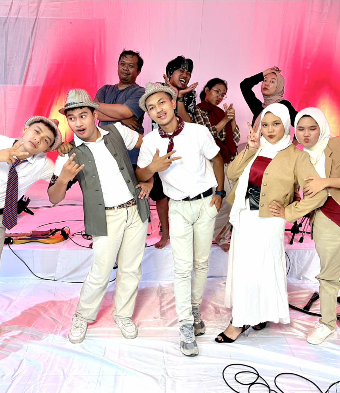 Mereka kelas XII. Semoga dengan proses ini mereka punya memory yang tak terlupa selamanya. Semoga dengan proses ini bisa mengantar mereka ke jenjang berikutnya dengan mudah. Perguruan Tinggi impian mereka. Aamiin.. #musikalisasipuisi #bbjt #muspusnasional #musikalisasipuisi2025 