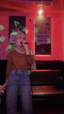 titik tertinggi dalam mencintai adalah tak tunggu balimu🙂 #karaoke #solomovie #singsong #fypage 