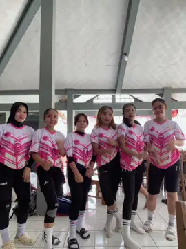 eyyy bagoyang merekaaa bahhh😋 #promomakanmerdeka #fyp #fypシ゚viral #masukberandafyp #volleyball #karangtaruna #volleyballgirls 