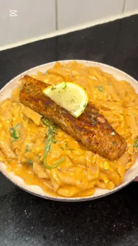 🍝One pot pasta met zalm Ingrediënten; 4 tomaten  1–2 eetlepels olie  4–5 teentjes knoflook 1 eetlepel tomatenpuree  200 ml kookroom (of gewone room) 100ml water  200 g pasta (penne ik gebruikte volkoren, maar gewone kan ook) 2 eetlepels kruidenroomkaas 100 g spinazie Geraspte kaas (naar smaak Zout en peper  1 theelepel Italiaanse kruiden  Ingrediënten voor de zalm 2 zalmfilets Een beetje boter 1 teentje knoflook Citroensap + schijfjes citroen Paprikapoeder, zout en peper.               #DinnerIdeas #dinner #fyp #foruyou #forupage #EasyRecipe #salmon #pasta #onepotmeals #cookingwithhafida #وصفات #viralvideos #شعب_الصيني_ماله_حل😂😂 #viralditiktok #foryoupage❤️❤️ #FoodTok 