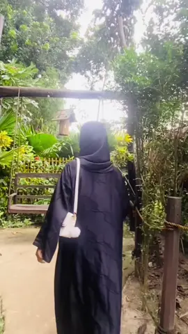 কোথায় তুমি আর কোথায় তোমার ভালোবাসা। তুমি না বলতে সারাজীবন পাশে থাকবে, আমার হয়ে থাকবে, এসব কথা কি তাহলে মিথ্যা ছিলো। নাকি শুধু মাএ মুহূর্ত সুন্দর করার জন্য বলেছিলে। তুমি কি সত্যি আমাকে কখনো ভালোবাসো নাই। নাকি আমি তোমাকে বুঝতে পারি নাই। সম্পর্কের শুরু তে তুমি কত কিছু বলতে, আমাকে বেশি বেশি গুরুত্ব দিতে। আমার কাছ থেকে সময় চাইতে। কত স্বপ্ন দেখালে আমাকে কিন্তু দেখো আজ স্বপ্ন গুলো স্মৃতি হয়ে রয়ে গেছে শুধু নেই তুমি। তোমার দেওয়া প্রতিটা কথার আঘাত আমাকে ছিন্নভিন্ন করে দিয়েছে তবুও তোমাকে বুঝতে দি নাই যে আমি কষ্ট পেয়েছি। তুমি তো জানতে আমি তোমাকে কতটা ভালোবাসি তবুও আমাকে বিচ্ছেদের মতো যন্ত্রণা দিলে। মায়ায় পরে গিয়ে তোমাকে ভালোবেসে ছিলাম আর আজ তুমি আমাকে বাজে ভাবে ঠকালে। আসলেই আমি মনে হয় তোমার যোগ্য ছিলাম না তার জন্য তুমি আমাকে ছেড়ে দিলে। তবে আমি চেষ্টা করেছি তোমার সাথে থাকার জন্য কিন্তু তুমি আমার সাথে থাকতে চাও নাই যার জন্য আমাকে একা করে চলে গেছো। যাও তুমি ভালো থেকো, অভিশাপ দিবো না, শুধু একটা কথা বলবো আল্লাহ্ ছাড় দেয় কিন্তু ছেড়ে দেয় না একটু মনে রেখো, একেবারে ভুলে যেও না। আমার রাজ্যে তুমি ছাড়া কেউ ছিলো না তবে তোমার রাজ্যে আমি বাদে সবাই ছিলো 🙂😅