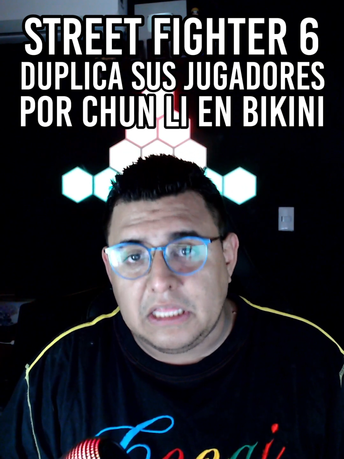 Street Fighter 6 duplica sus jugadores por un traje de baño de Chun-Li. 👀 Resulta que no fueron ni grandes torneos ni nuevos modos de juego… fue un bikini. Street Fighter 6 casi duplicó su base de jugadores después de que Capcom lanzara sus trajes veraniegos, y aunque Cammy y Luke recibieron amor, el centro del huracán fue Chun-Li 🥋🔥. El 5 de agosto, día del estreno, el juego pasó de 27.913 a 50.976 jugadores simultáneos según SteamDB, y aún un día después mantenía picos de más de 40.000. El timing fue perfecto: post-Evo 2025, rivales como Mortal Kombat 1 y Tekken 8 perdiendo tracción, y Capcom soltando un fan service quirúrgico. Las redes explotaron con capturas, fanarts y memes —muchos dedicados a “apreciar” la parte trasera de Chun-Li—, con bromas sobre combos “ejecutables con una sola mano” 🙃. En el tráiler oficial ya se vaticinaba: “Capcom va a hacer mil millones con esto”. Incluso la llegada de Sagat quedó opacada y en ventas, SF6 se coló entre Peak y Battlefield 6. La lección es clara: un skin bien planeado puede generar más conversación y jugadores que cualquier parche gigante. Y aunque algunos lo llamen superficial, los números no mienten: más de 50 mil guerreros listos para pelear… con una sola mano. 💪👊💦 #StreetFighter6 #streetfighter2 #gamer #gaming #fortnite #chunli #chunlifortnite #videojuegos #noticias #gamer #gaming #gamerdenacimiento #capcom #steam 