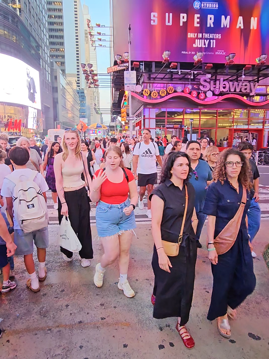 Times Square never sleeps and neither do the crowds. 🚶‍♂️🚶‍♀️ Crossing the street here feels like joining a moving wave of people from every corner of the world 🌍✨ The lights are blinding, the screens are massive, and the energy? Absolutely electric ⚡ Whether you’re a local rushing to work or a tourist soaking it all in, everyone becomes part of the same New York story at this crossing. 🗽💛 #TimesSquare #NYCVibes #CityThatNeverSleeps #TimesSquareLife #NYCStreetStyle #ExploreNYC #BusyNYC #OnlyInNewYork 