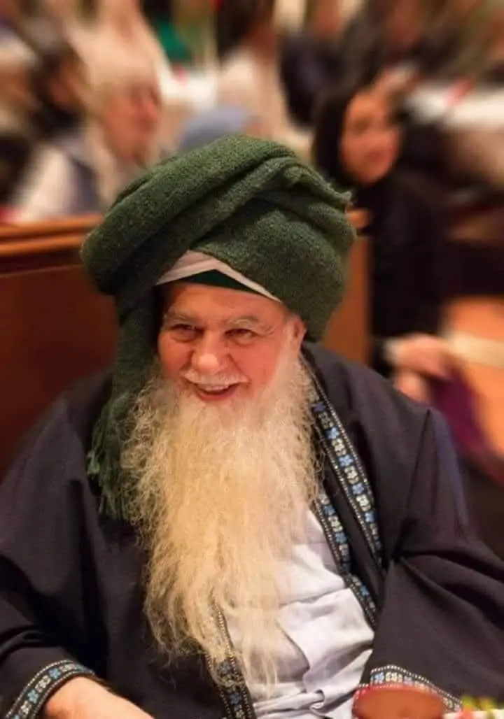 BAGAIMANA TANDA BAGINDA NABI MUHAMMAD ﷺ SEDANG MELIHATMU Mawlana Syaikh Muhammad Hisyam AlQabbani berkata : Wahai Muslim! Buka mata Anda..  Apakah Anda melihat Nabi Muhammad (ﷺ)? Tidak/Belum. Anda ingin melihatnya?  Shollu `ala Muhammad... Buatlah air mata kalian menetes dari mata kalian dan itu sudah cukup bagi Allah untuk menunjukkan kepada kalian untuk dapat melihat Nabi Muhammad (ﷺ). Jangan katakan belum. Masuklah kerumahmu, dan ketika setiap orang telah tertidur, maka duduklah di sudut ruangan yang gelap, dalam kegelapan tanpa cahaya, kemudian bersalawat bagi Nabi Muhammad (ﷺ) dan katakan, 