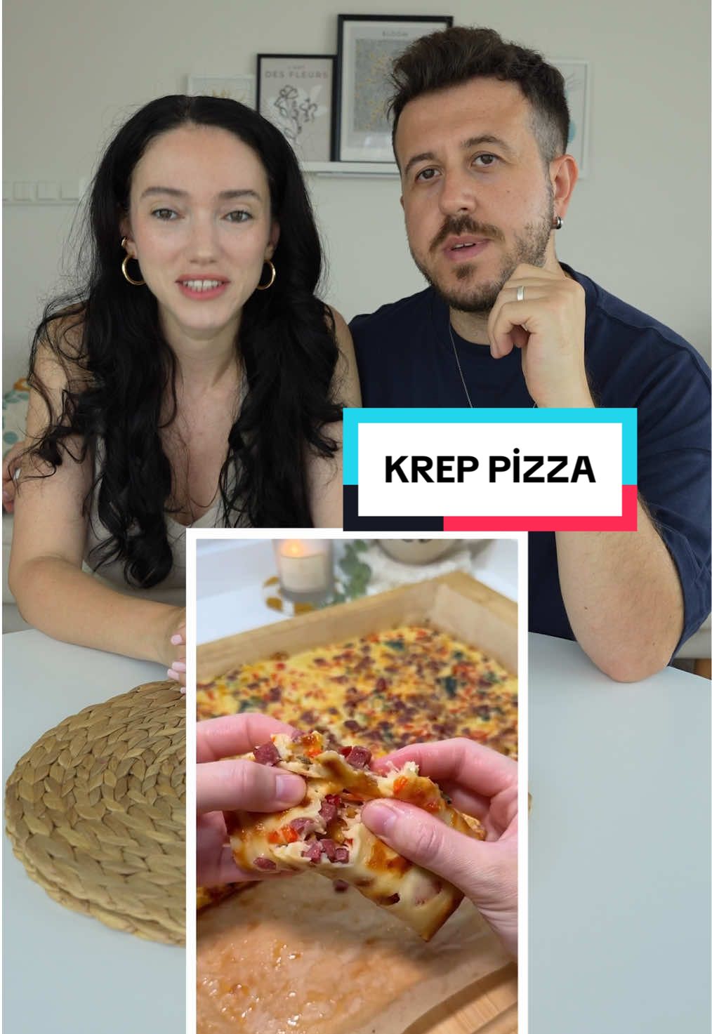 Fırında Krep Pizza Malzemeler: 	•	2 yumurta 	•	2 su bardağı süt 	•	2 su bardağı un 	•	1 çay kaşığı tuz Üzeri için: 	•	Zeytin 	•	Domates 	•	Kaşar peyniri 	•	Maydanoz 	•	Sucuk 	•	(İsteğe bağlı başka malzemeler ekleyebilirsiniz) Yapılışı: 	1.	Krep hamuru hazırlanır. 	2.	Hamur tepsiye dökülür. 	3.	Üzerine diğer malzemeler eklenir. 	4.	170 derecede 15–20 dakika pişirilir. #couple #pizza #krep #food #Recipe #asmr #pratiktarifler #tiktokmutfağı #tiktokrehberim #tarif #yemek 
