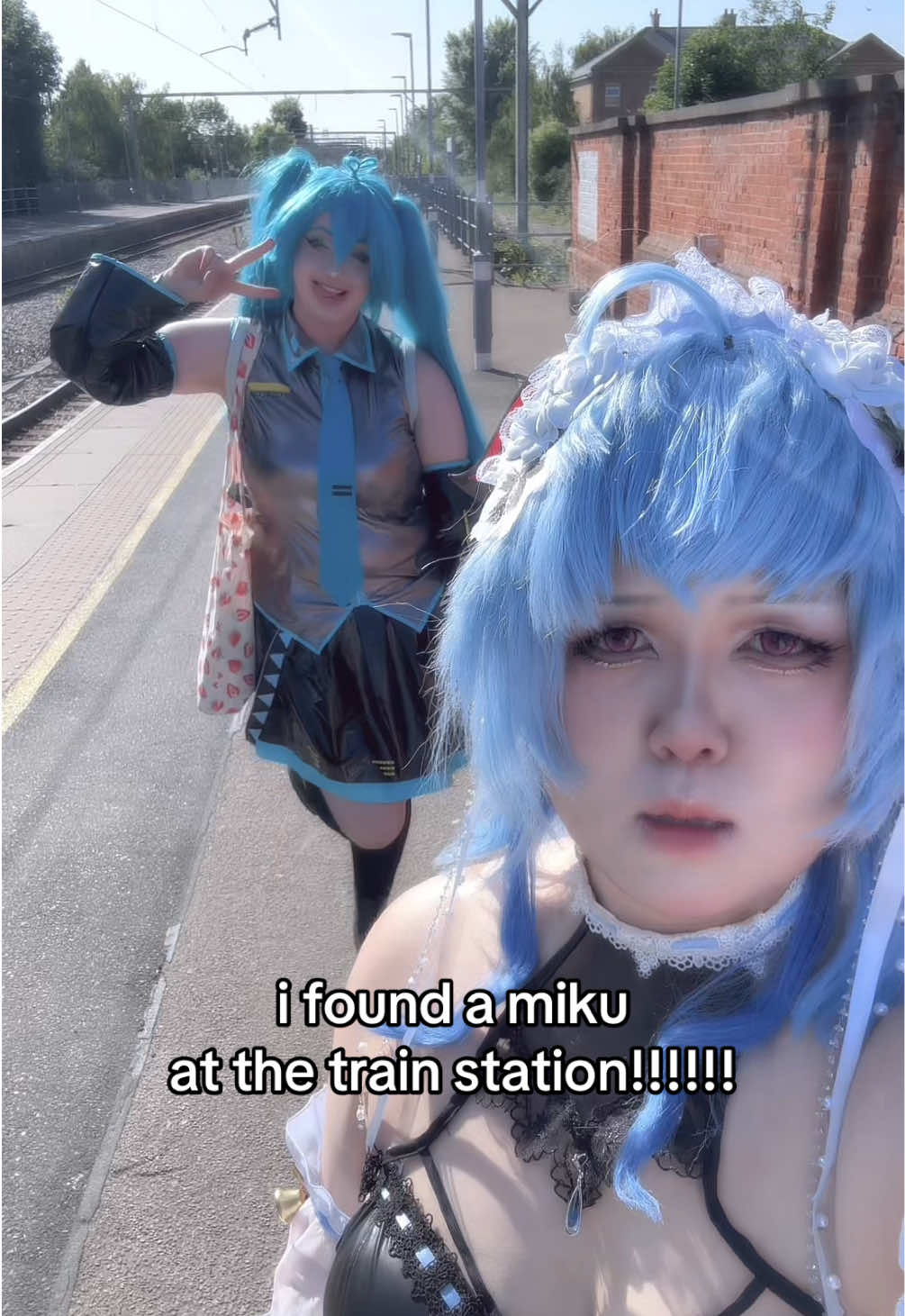 missing the con gang hours 💔🥀 @maboimarki #cosplay #cosplayfyp #hatsunemiku #miku #mikucosplay #ganyu #vocaloid #vocaloidcosplay #ganyucosplay #GenshinImpact #genshincosplay #hoyoverse #cosplaymeme #ukcosplayer  #fyp #tunecos