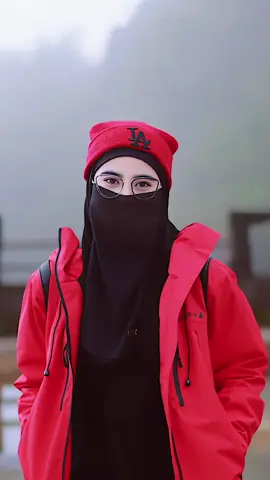 Merah tidak tergantikan 😛 jangn sampe gk punya kolksi jaket merah dri @Credifox 0fficial store  #jacket #gorpcore #credifoxoriginal #credifox #OOTD #Outdoors #explore #style #fyp #fashion #pendakicantik 
