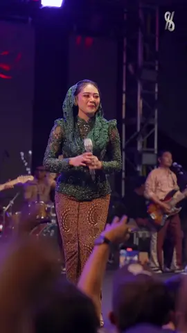 Senyummu itu rumah dan tatapanmu itu jalanku tuk pulang. 🫶🏻 . . . @Silvy Kumalasari @OM HIMAWAN  #cintamerahjambu #silvykumalasari #gusmiftah #dangdutjadul #omhimawan                 
