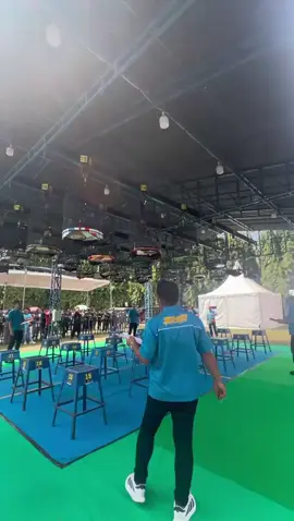 Gubernur Lampung,@Rahmat Mirzani Djausal  berharap Lomba Burung Berkicau Tingkat Nasional Piala Gubernur 2025 dapat memupuk rasa cinta terhadap kelestarian alam dan warisan budaya. 🎯 Bukan sekadar kompetisi, acara ini menjadi ajang silaturahmi Kicau Mania dari seluruh Indonesia sekaligus mengingatkan pentingnya menjaga habitat burung di alam liar. ✨ “Keberadaan lomba ini menjadi simbol harmoni antara manusia dan alam. Hobi memelihara burung harus jadi sarana melestarikan, bukan merusak habitatnya,” ujar Kepala Dinas Pariwisata dan Ekonomi Kreatif Provinsi Lampung, @bobby.irawan72. Terima kasih untuk Komunitas @seduluranmuraireborn, @ronggolawenusantara Lampung, dan seluruh panitia yang telah memeriahkan acara ini. #LampungMaju #GubernurCup2025 #KicauMania #LombaBurungBerkicau #PariwisataLampung #KelestarianAlam #warisanbudaya  #rahmatmirzanidjausal  #gubernurlampung #brotherrmd #fyppppppppppppppppppppppp 