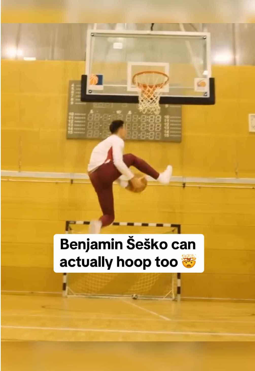 What can’t bro do 😭 6 foot 5 with a crazy jump. He’s HIM 😳🇸🇮(Via:  @RBLeipzig YT: Amazon Prime Video Sport) #hooping #basketball #baller #benjaminsesko #sesko #manchesterunited #manutd #manunited #manunitedfc #football #footballtiktok #futbol #PremierLeague #prem #Soccer #soccertiktok #slovenia #risingballers 