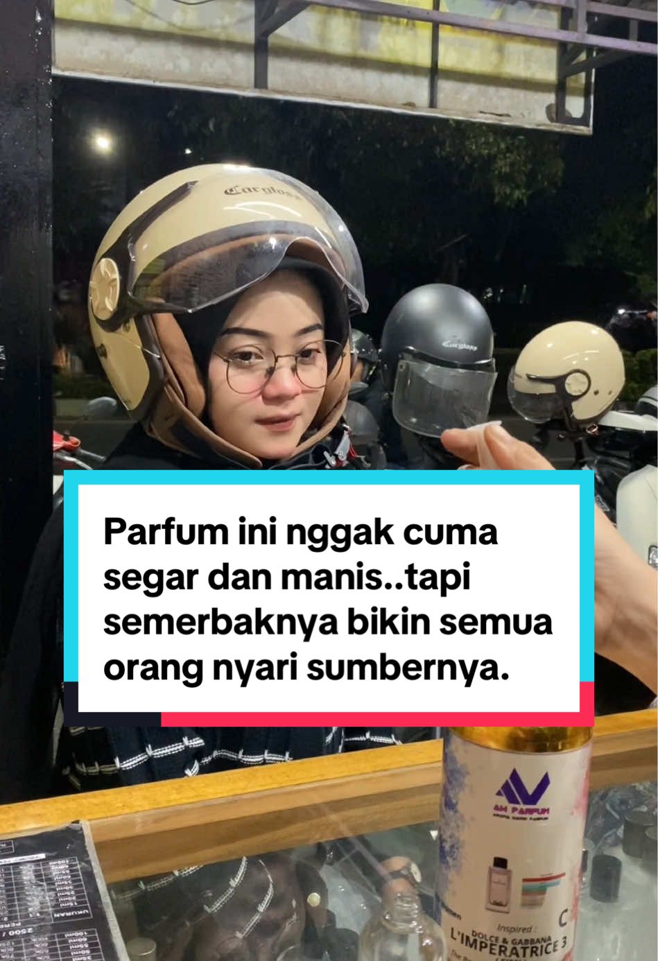 Parfum ini nggak cuma segar dan manis..tapi semerbaknya bikin semua orang nyari sumbernya. Sekali semprot, jejaknya nempel diingatan🤩😳#parfumcewek #parfumbestseller #parfumsegarawet #fyppppppppppppppppppppppp 