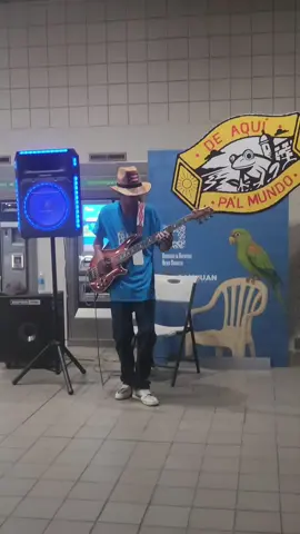 Maravillosa iniciativa! en cada esquina de la Estación del tren de Hato Rey talentosos músicos llenando el ambiente con su música...✨️🇵🇷👏🏼