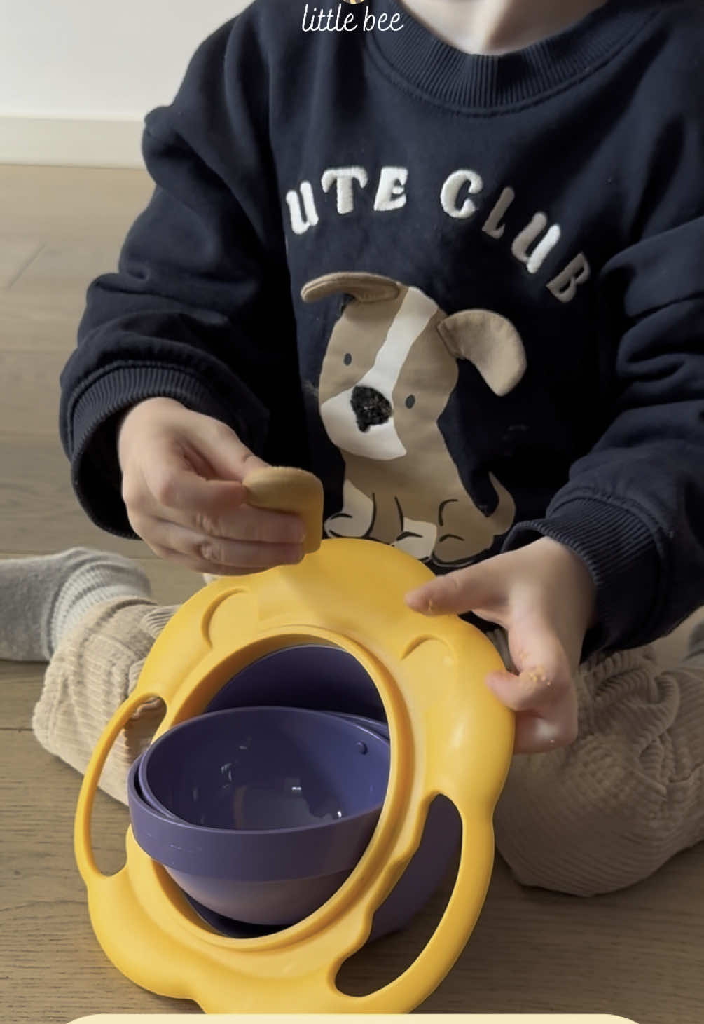 Facile à attraper, amusant à utiliser, et surtout… presque impossible à renverser ! 👌🏼  Le bol anti-renversement Little Bee est le compagnon idéal des premiers repas. Il transforme les apprentissages en moments simples et heureux, pour vous comme pour votre enfant. 👶🏻✨ #accessoiresbebe #accessoiresenfants #babybowl #babyfood #kidsfood #kidsfoodideas #babygift #bebestiktoks #bébé #ideecadeau 
