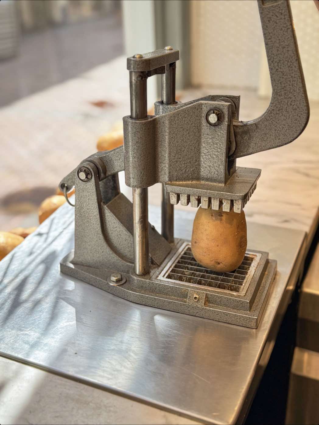 From potato to fry, we show you the process!🍟🥔 #fabelfriet #amsterdam #amsterdamfood #fries #amsterdamfoodguide #friet #viralfood #potatoes #fyp 