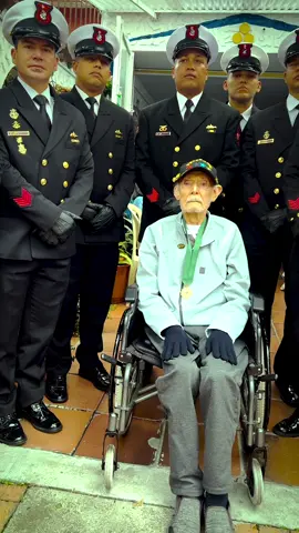 🫡Hace más de 70 años, en tierras lejanas, este hombre arriesgó su vida por la libertad. Hoy, con más de 90 años, pidió un último deseo: ver a su tropa formada. Este no fue solo un homenaje, fue un reencuentro con su historia y con los hermanos que nunca dejó atrás. 🫡 Saluden al Sargento Segundo Héroe de la Guerra de Corea Balbino Enrique Lizarazo Silva. Su valentía, coraje y pasión por Colombia nos recuerda el motivo por el cual decidimos proteger el azul de la bandera 🇨🇴. 🇰🇷⚓️🇨🇴 #ProtegemosElAzulDeLaBandera 🇨🇴🫡