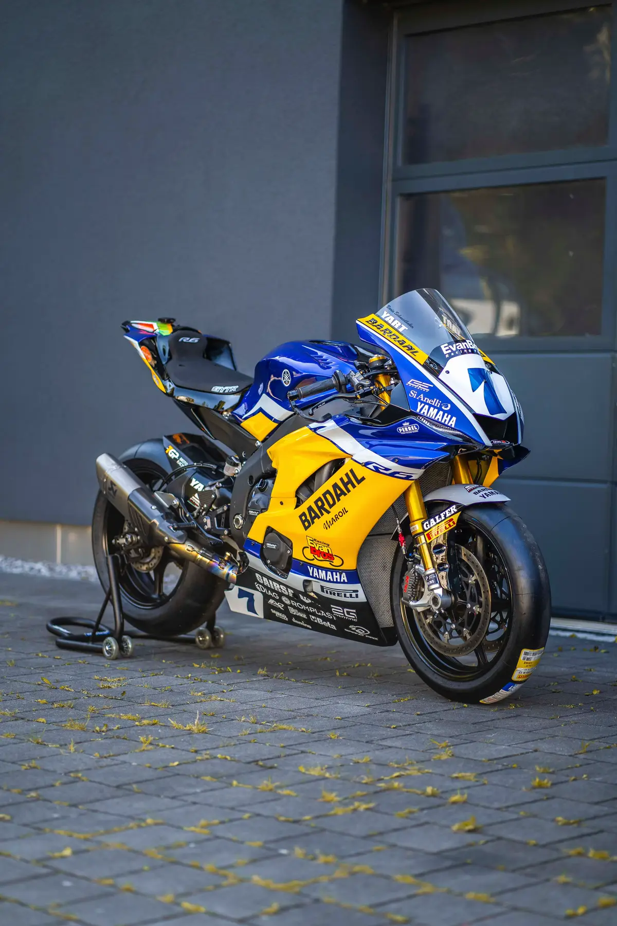Supersport DNA at its finest 🏁 The Yamaha R6 RJ27 – lightweight, precise, and ready for the next apex. Bardahl livery, full race setup, and that unmistakable R6 attitude. 🛠 Built by @tgpmotoracing 🧢 Style: @zweineunneun299 🛒 Parts & Gear: @tgp.shop | tgp-shop.com 📍 TGP MotoRacing – Am Bach 4, 85659 Forstern 🇩🇪 💻 tgp-racing.com #yamahar6 #r6rj27 #tgpmotoracing #zweineunneun299 #supersportbike #racebike #trackready         