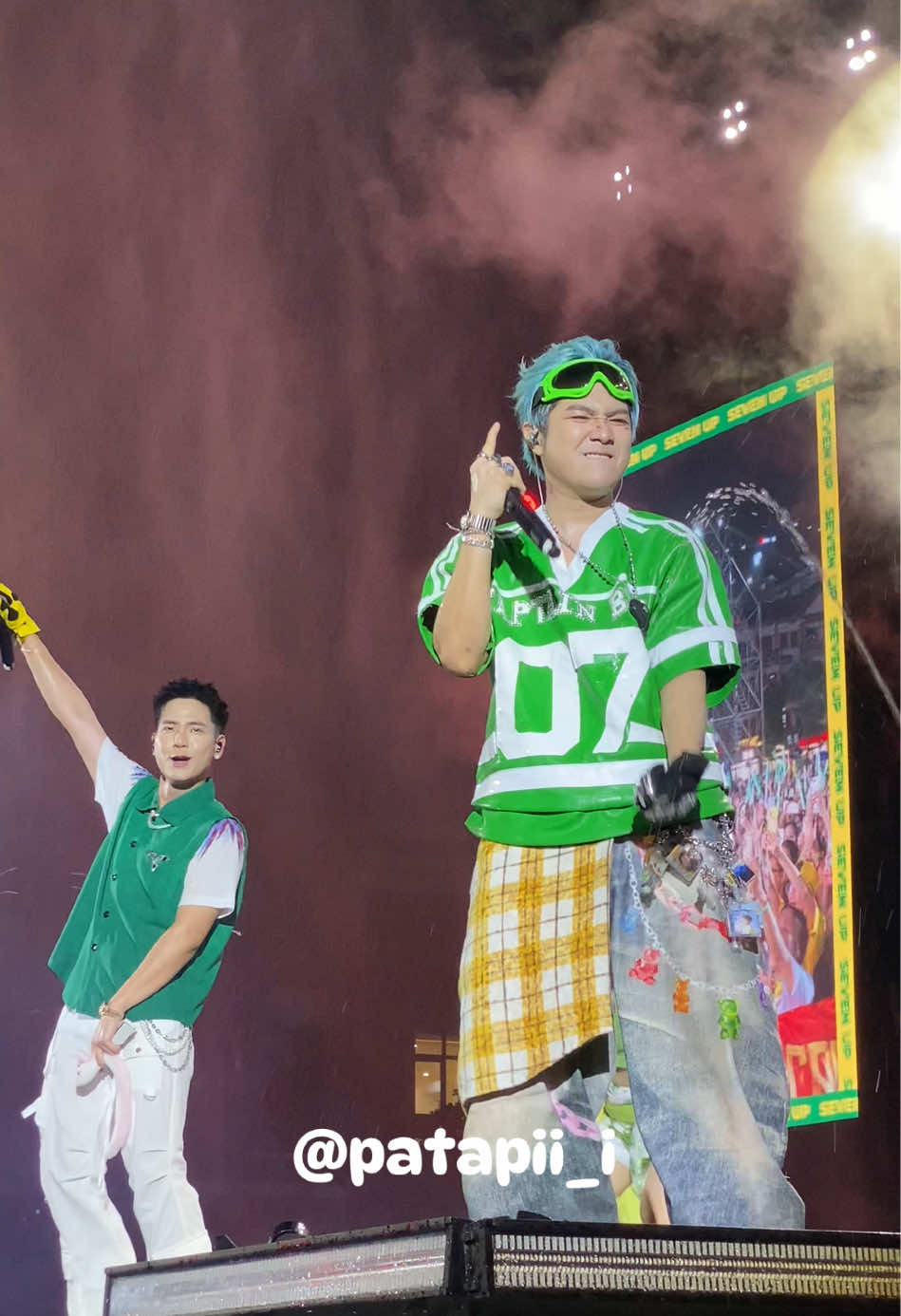 Cùng #7upwatersplashconcert khui “sít rịt” ANH EM GỌI LÀ CÓ MẶT NGAY trình diễn bởi 2 bias của em là @Quân A.P và @CAPTAIN BOY 💚 Quá là tuyệt vời đi 7UP ơiiii, con Vie không làm được nhưng 7UP cho tụi em toại nguyện luôn kkkkkkk  #captainboy7upwatersplashconcert #CAPTAINBOY #QUANAP #OCEANPARK 