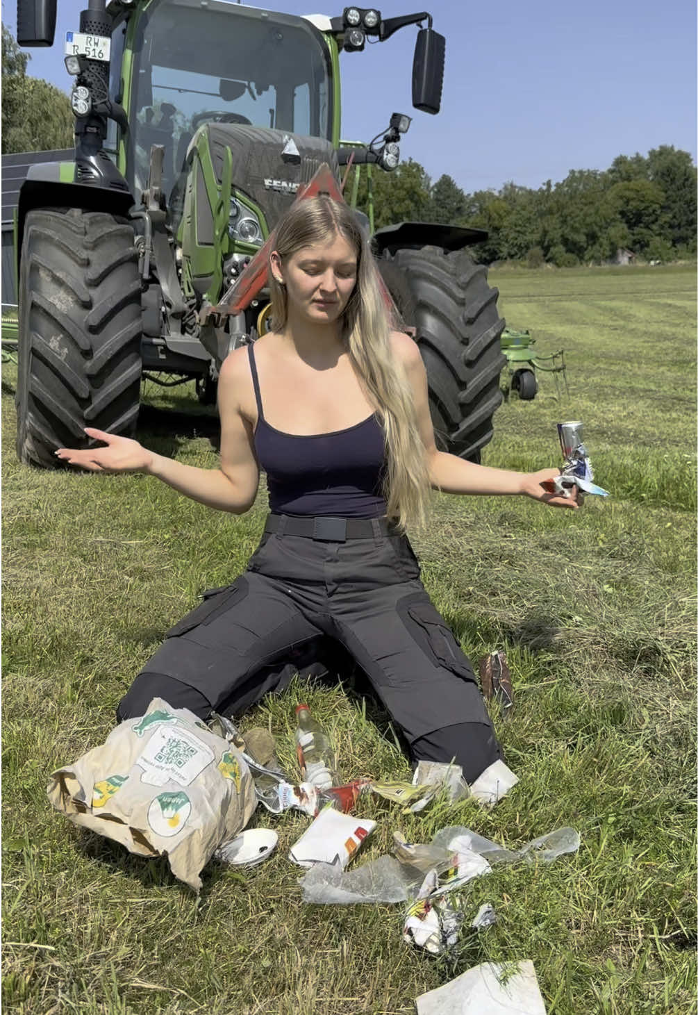 Müll auf Wiesen bedeutet Tierleid❗️ Scharfe Metallteile, Glas oder Plastik können für unsere Tiere tödlich sein, langsam und qualvoll. Auch Hundekot ist gefährlich: Er kann Parasiten enthalten, die jahrelang in der Wiese bleiben und Krankheiten auslösen.🐕💩🪱 Es ist kein großer Aufwand, Müll mitzunehmen und Hundekot zu entsorgen, aber es kann Leben retten und Tierleid verhindern.🚮♻️  #tierwohl #umwelt #umweltschutz #landwirtschaft #landwirtin #kuh #rind 