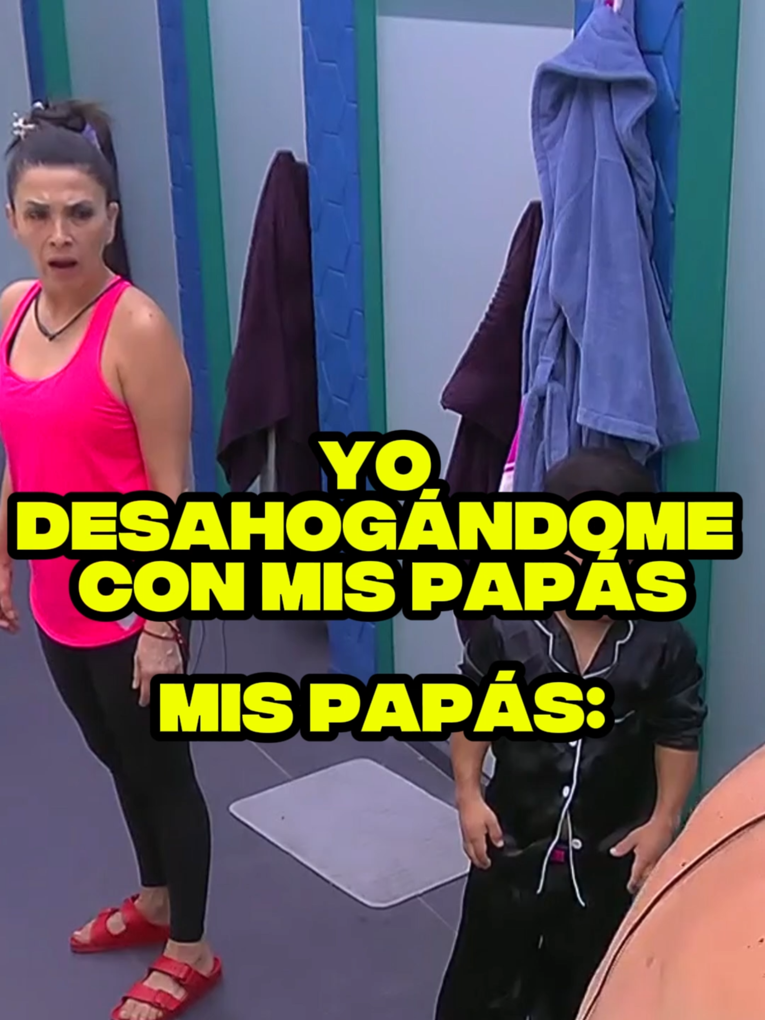 Cuando tratas de decir algo importante y nadie te pone atención. #LaCasaDeLosFamososMx disponible en @canalestrellasof, @canal5_mx y @vix 24/7 #Originales