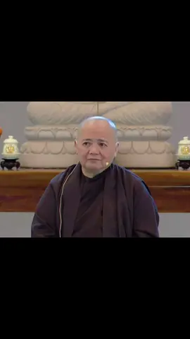“Làm mới là nhìn thật sâu vào chính mình, vào những hành động, lời nói, suy nghĩ của mình trong quá khứ để sửa đổi, để bắt đầu lại một sự mới mẻ trong ta và trong mối liên hệ giữa ta với những người khác. Chúng ta làm mới là để làm cho thân tâm thanh tịnh và giữ cho sự thực tập của chúng ta luôn tươi mới. Nếu chúng ta có khó khăn với ai đó, ta hoặc người kia buồn giận, khổ đau thì chúng ta biết đây là lúc để thực tập làm mới.”                🌻Sư Cô Chân Đoan Nghiêm 🌻.               #hocphatmoingay #phapthoai #phatphapnhiemmau #camonmoinhanduyen☘️ #Khanangtutrilieu #tamtien 